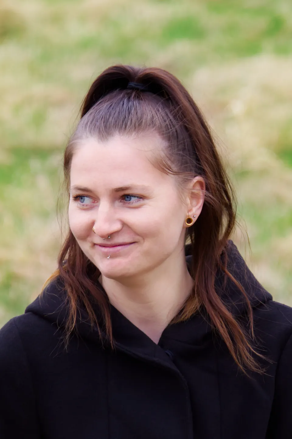 Dogwalker Michelle Marten - Portrait mit lächelndem Blick nicht in die Kamera