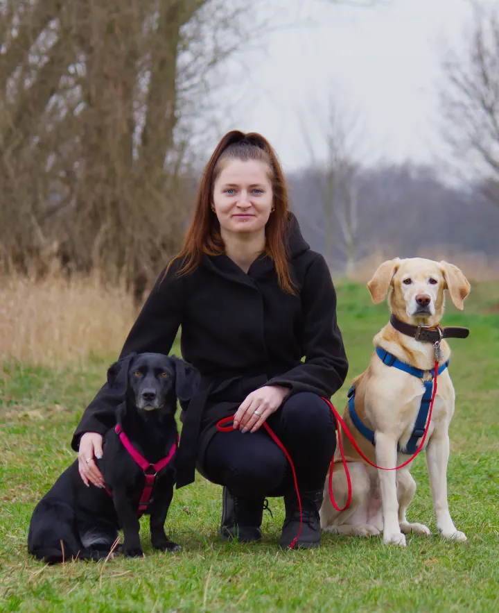 Hundebetreuerin und Dogwalker Michelle Marten mit ihren Hunden Emma und Tyson auf einer Wiese in Dresden